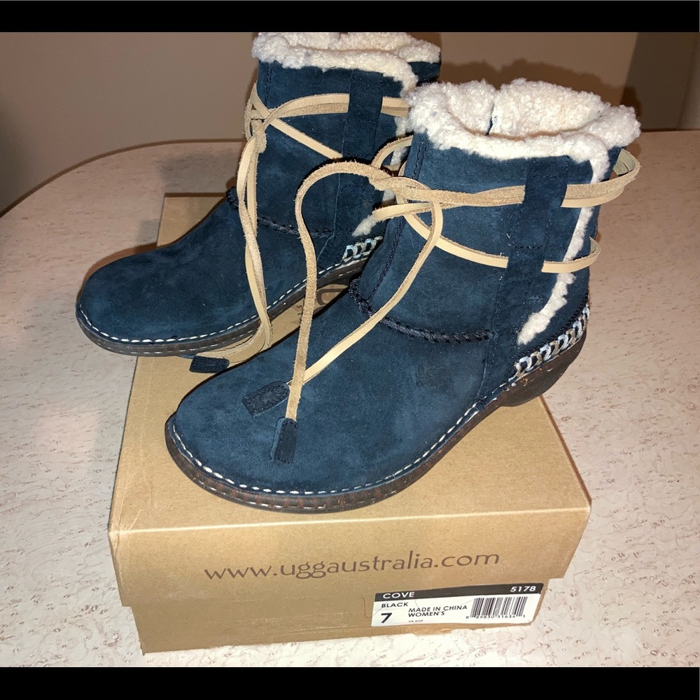 New Ugg Cove boots black size 7 suede